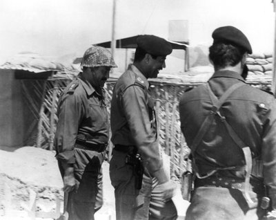 Taha Yassin Ramadan és Szaddam Husszein a bászrai fronton, Irak, 1987. február alkotó: Unbekannt