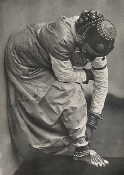Tamulin lábbal és fejdísszel, 1926 alkotó: Unbekannt
