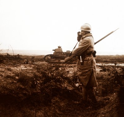 Tank és katona a csatatéren, c1914-c1918 alkotó: Unbekannt