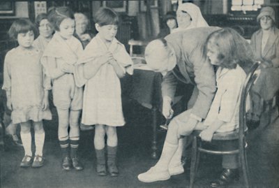 A patella reflex tesztelése idegbetegség jeleként, c1935 alkotó: Unbekannt