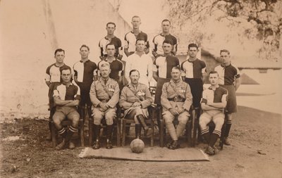 Az első zászlóalj zászlóalj futballcsapata, a Queens saját királyi West Kent ezrede. Poona, alkotó: Unbekannt
