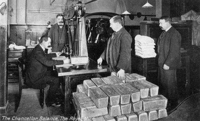 A Chancellor Balance, a Royal Mint, a Tower Hill, London, XX. század eleje alkotó: Unbekannt