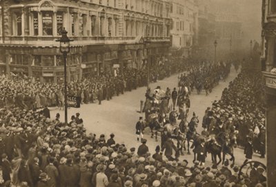 The City Lines Queen Victoria Street, hogy megnézze az új polgármestert és körmenetét, 1935. alkotó: Unbekannt