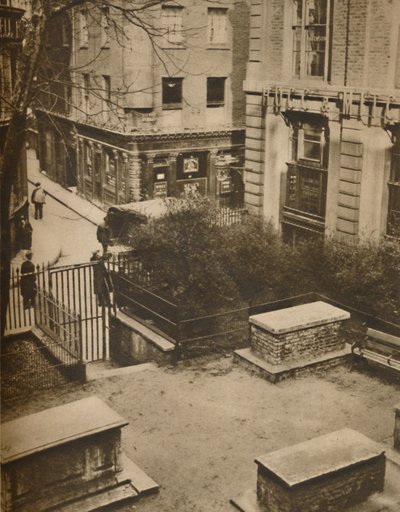 The Coopers Arms from the Churchyard of St. Olaves, Silver Street, c1935. alkotó: Unbekannt