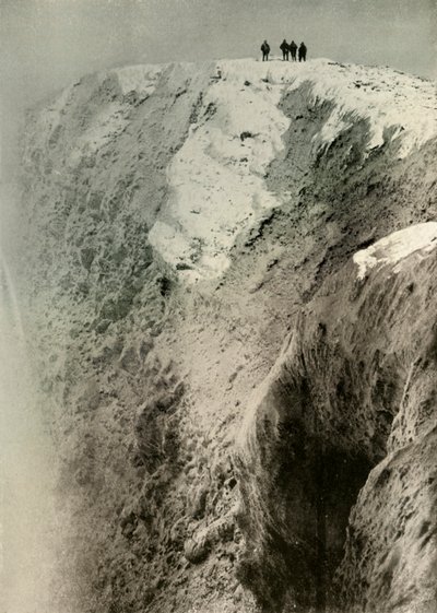 Az Erebus krátere, 900 láb mély és fél mérföld széles, 1908, 1909. alkotó: Unbekannt