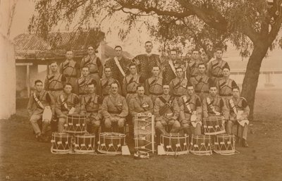 Az első zászlóalj dobjai és bugjai, a Queens saját királyi West Kent ezrede. Poona, India, alkotó: Unbekannt