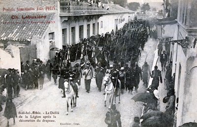 A Francia Idegenlégió felvonulása Sidi Bel Abbes utcáin, Algéria, 1906 alkotó: Unbekannt