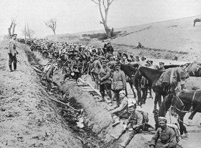 A németek előrenyomulása Galícián keresztül: csapatok bivakja az út mellett, 1915 alkotó: Unbekannt