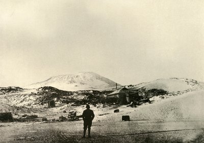 A kunyhó, háttérben az Erebus-hegytel, 1908, 1909 őszén. alkotó: Unbekannt