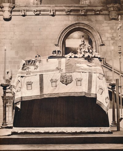 A császári korona, a gömb és a jogar Georges király koporsóján a Westminster Hallban, 1936 alkotó: Unbekannt