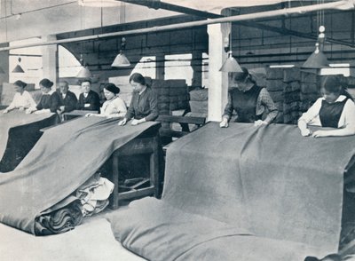 A khaki készítése: a kész ruha vizsgálata, 1914. alkotó: Unbekannt