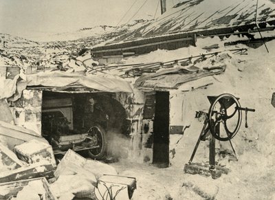 Az autó a garázsban, és a kukoricadaráló a jobb oldalon, c1908, 1909. alkotó: Unbekannt