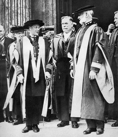 A walesi herceg és William Sims admirális, Cambridge, 1921 alkotó: Unbekannt
