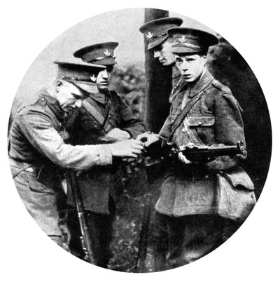 A walesi herceg puskát tölt a gránátosoknál, első világháború, 1914 alkotó: Unbekannt