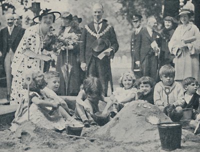 A királynő játszóteret nyit, 1936, 1937. alkotó: Unbekannt