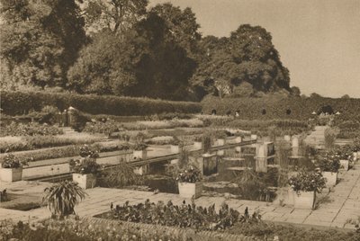 Zárt kapuk által őrzött holland kert csendje a Kensington-palotában, 1935. alkotó: Unbekannt