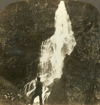 A Sevle-vízesés lendületesen és fröccsenve, a Stalheims hotel közelében, Naerodal, Norvégia, 1905. alkotó: Unbekannt