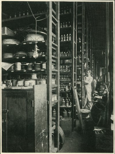 Az Edisons Laboratórium polcai minden ismert anyag mintájával, 1902. alkotó: Unbekannt