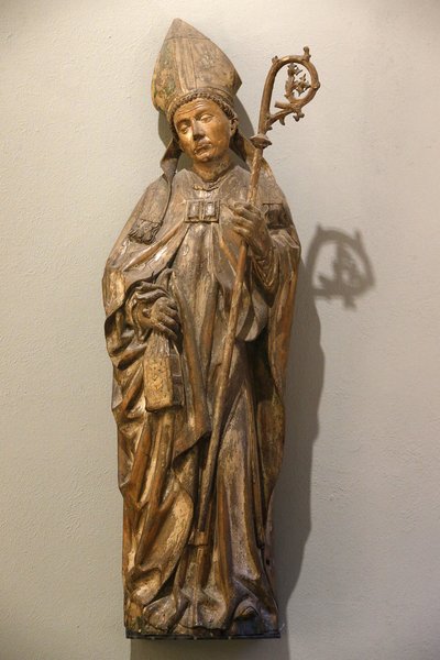 A Victoria and Albert Múzeum. püspök szent. Németország. 1470-80 körül. Hársfa, festéknyomokkal. Egyesült Királyság alkotó: Unbekannt