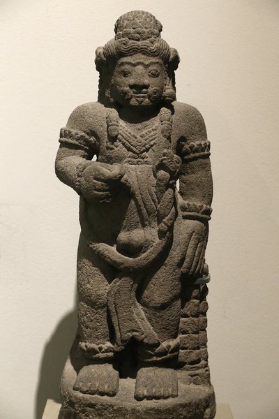 A Victoria and Albert Múzeum. Guardian figura egy epikus drámából. Vulkáni kő. Indonézia (keleti java). 1400-1500. Majapahit időszak. Egyesült Királyság alkotó: Unbekannt
