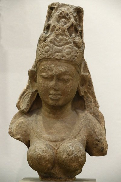 A Victoria and Albert Múzeum. Manó. 800-900. Pratihara időszak. homokkő. Közép-India (Madhya Pradesh). Egyesült Királyság alkotó: Unbekannt