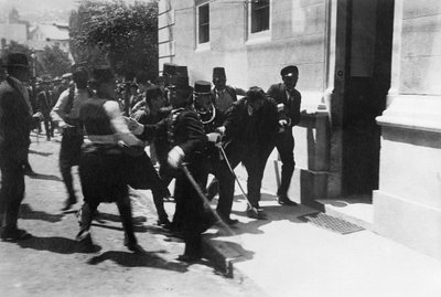 Gavrilo Princip bérgyilkos letartóztatása 1914. június 28-án. alkotó: Unbekannt