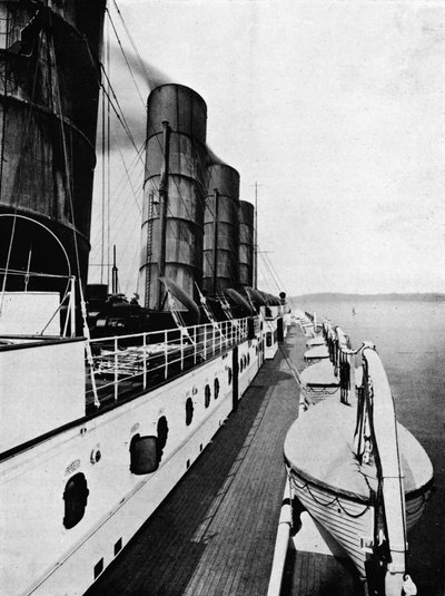 A Lusitania hajófedélzete, mentőcsónakokkal, 1915 alkotó: Unbekannt