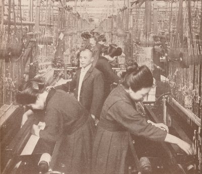 Egy virágzó selyemgyár nyüzsgő belseje Japánban, 1907 alkotó: Unbekannt