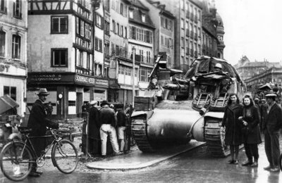 Az első szövetséges tankok 1944 novemberében érkeznek Strasbourgba, Elzászba alkotó: Unbekannt