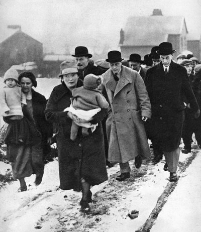 A leendő VIII. Edward a hóban sétál Winlatonban, Durham megyében, 1929 alkotó: Unbekannt