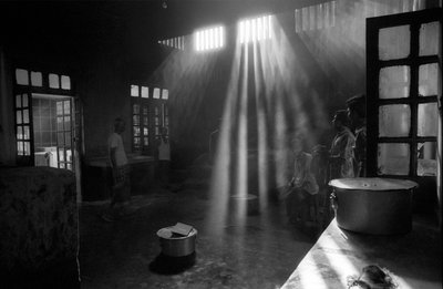 A bangladesi Pabna Mental Hospital konyhája. 1994. A pabnai Mental Hospital az első ilyen jellegű kórház Bangladesben, mintegy 130 millió lakosával. 1957-ben alapította a Pabnai járás akkori polgári sebésze egy helyben alkotó: Unbekannt