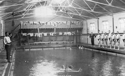 Az úszófürdő, a Királyi Haditengerészet kiképző intézménye, Shotley, Suffolk, 1936 alkotó: Unbekannt