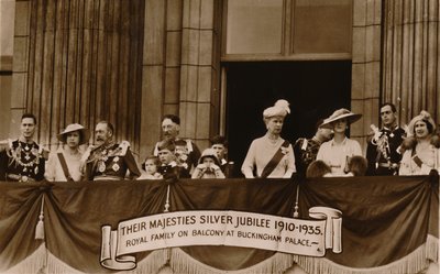 Felségük ezüstjubileum 1910-1935. Királyi család a Buckingham-palota erkélyén, 1935. alkotó: Unbekannt