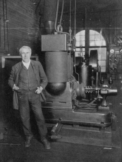 Thomas Alva Edison amerikai feltaláló az első elektromos fény előállítására szolgáló dinamójával, 1880-as évek alkotó: Unbekannt