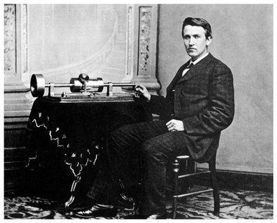 Thomas Alva Edison amerikai feltaláló, fonográfjával, c1878 1955 alkotó: Unbekannt