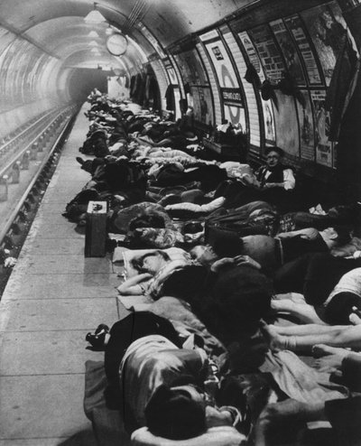 Azok, akik menhelyre mentek, újfajta éjszakai életet kezdtek, 1940. november 11., 1942. alkotó: Unbekannt