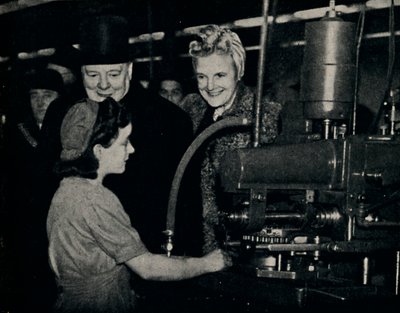 Ellenőrző körút egy fegyvergyárban, 1940-es évek, 1945. alkotó: Unbekannt