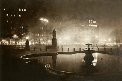 Trafalgar tér. Charing Cross felé néz. London by Night, 1928. alkotó: Unbekannt