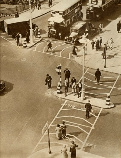 Forgalom és gyalogosok a Trafalgar Square-en, London, 1935. alkotó: Unbekannt