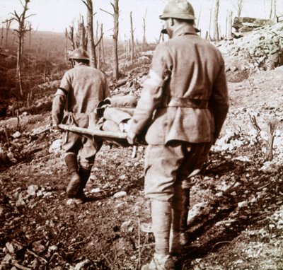A sebesültek szállítása, Chemin des Dames, Észak-Franciaország, 1914-c1918. alkotó: Unbekannt