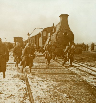 A csapatok kiszállnak a gőzvonatról, c1914-c1918 alkotó: Unbekannt