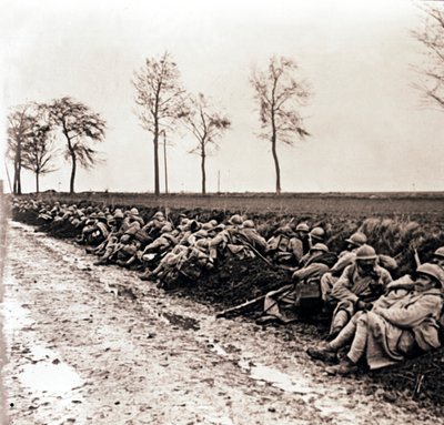 Egy út szélén pihenő csapatok, Észak-Franciaország, c1914-c1918 alkotó: Unbekannt