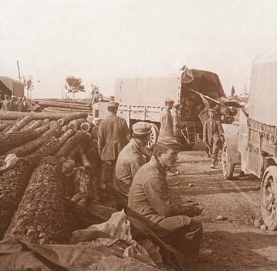 Teherautók a Voie Sacrée-n, Verdun, Észak-Franciaország, 1914-c1918. alkotó: Unbekannt