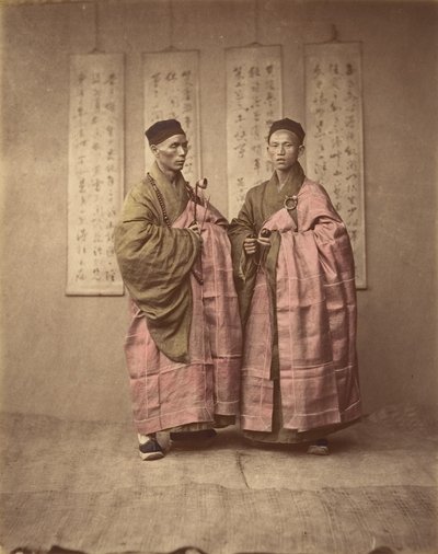 [Két kínai férfi megfelelő hagyományos ruhában], 1870-es évek. alkotó: Unbekannt