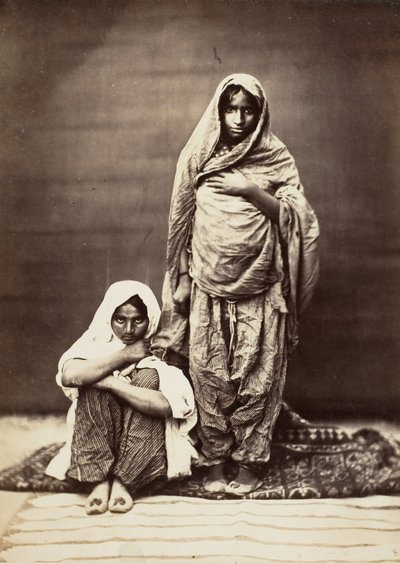 Két indiai nő, egy ülő, 1860-as évek. alkotó: Unbekannt