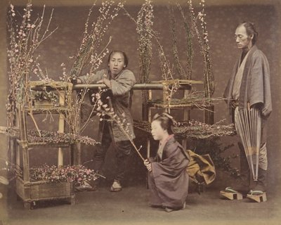 [Két japán férfi és egy japán nő pózol virágzó ágakkal], 1870-es évek, alkotó: Unbekannt