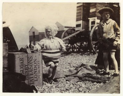 Két gyerek fürdőgép mellett, 1895, Pillanatfelvétel két gyerekről a tengerparton, egy csoport fürdőgép között a tengerparton alkotó: Unbekannt