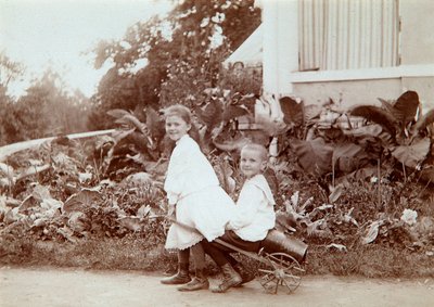 Két szabadban játszó gyerek, 1890-es évek alkotó: Unbekannt