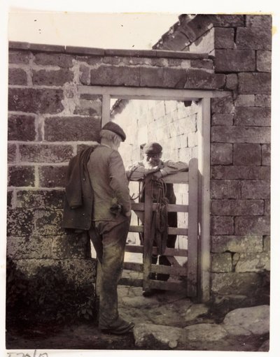 Két férfi beszélget a kapuban, 1905 alkotó: Unbekannt