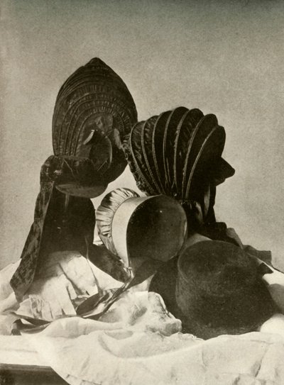 Két selyem kalapács, lovaglósapka, kvéker motorháztető, sapka, kesztyű és szoknya, XVIII. század, 1937. alkotó: Unbekannt